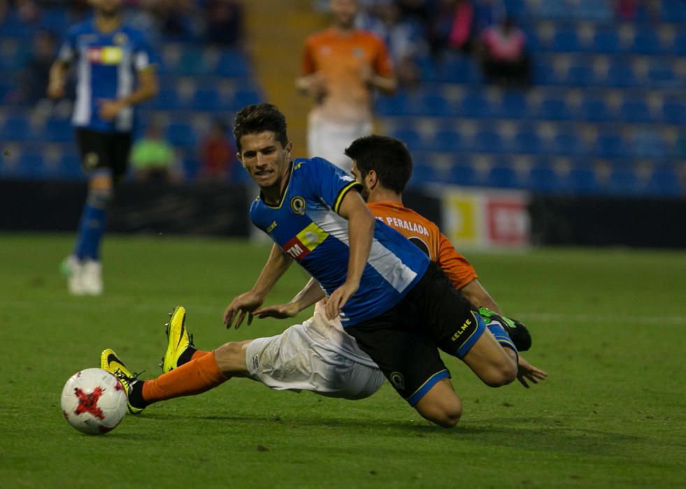 El Hércules despide al técnico argentino tras ganar por 3-2 al Peralada con mucho sufrimiento.