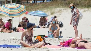 zentauroepp54052960 varias personas protegidas con mascarillas toman el sol en l200709212534