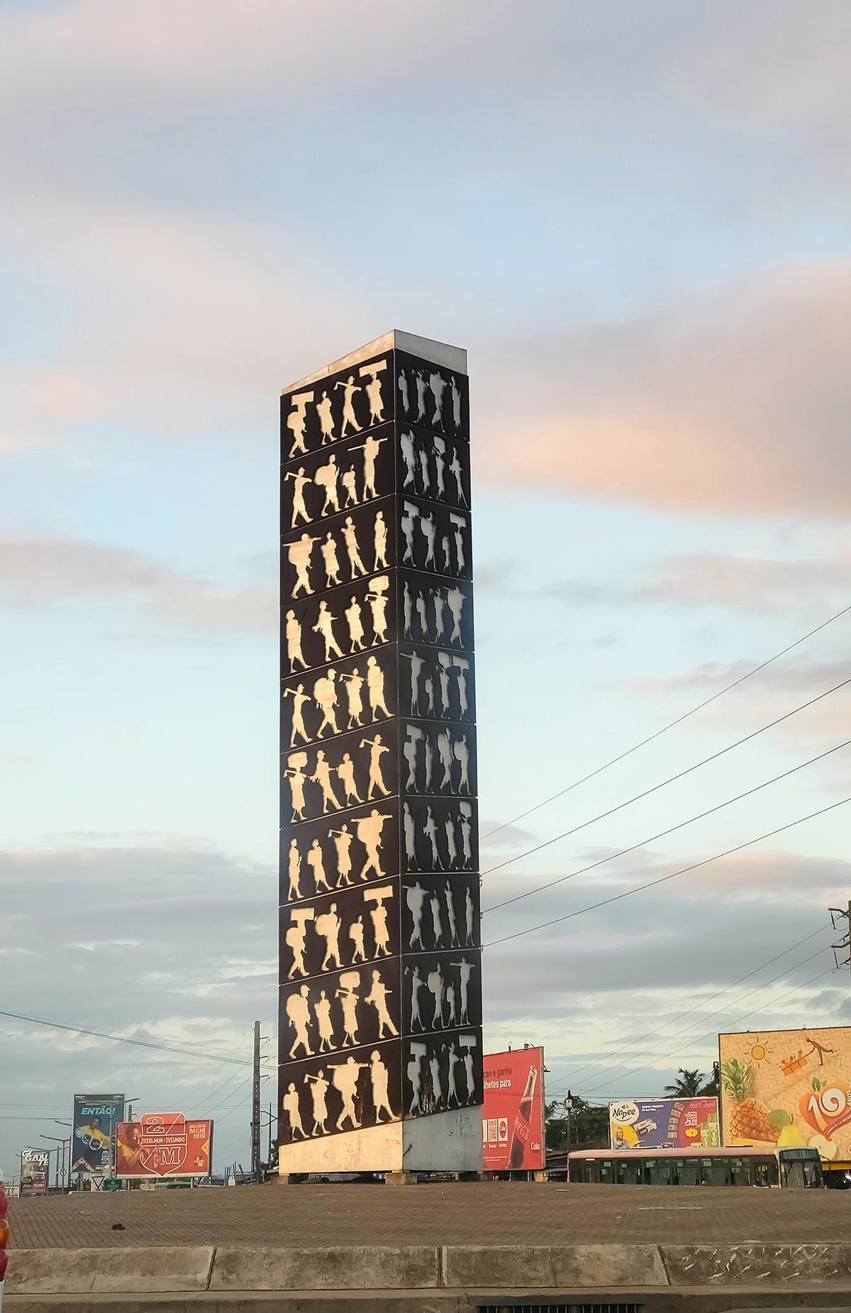 Monumento urbano en Maputo, una capital marcada por la memoria histórica y la energía contemporánea.