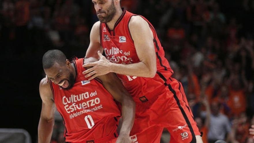 Will Thomas (i) y San Emeterio celebran su pase a la final de la liga ACB tras derrotar al Baskonia