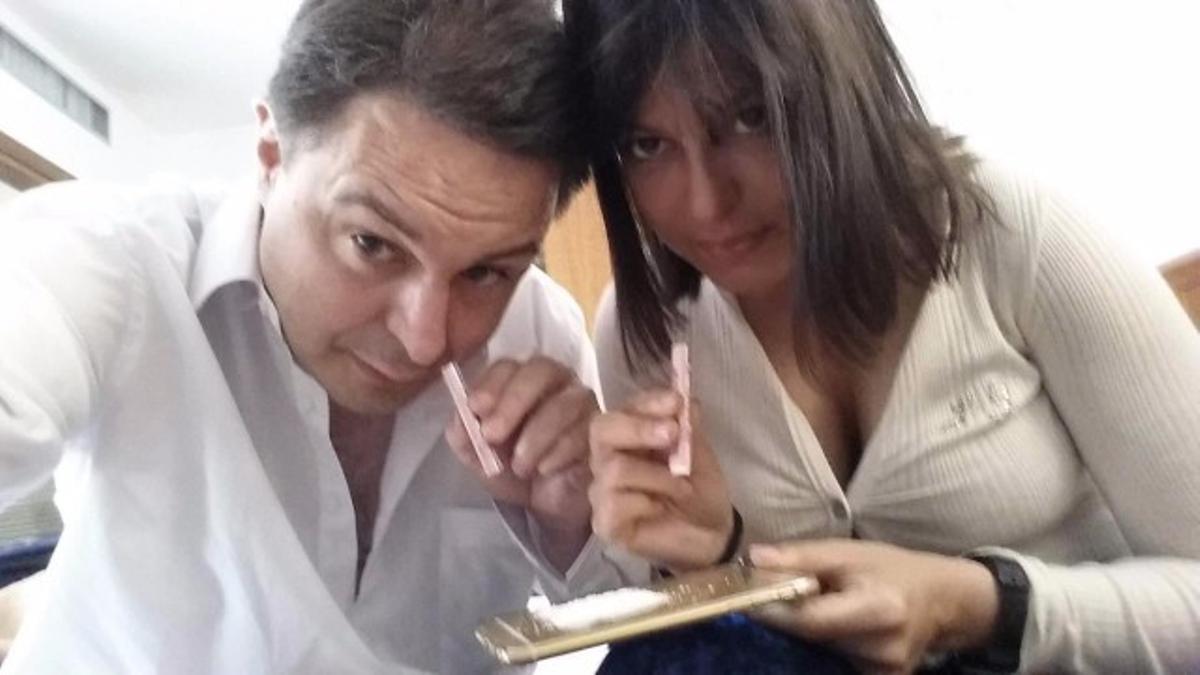 Andrea Diprè showing how she consumes cocaine.