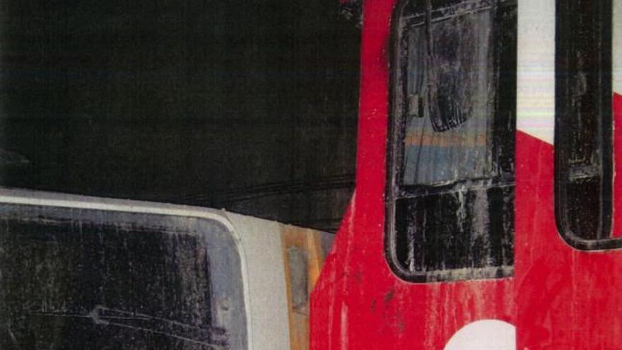 La segunda unidad del accidente del metro, en rojo, frente a la que sí volcó.
