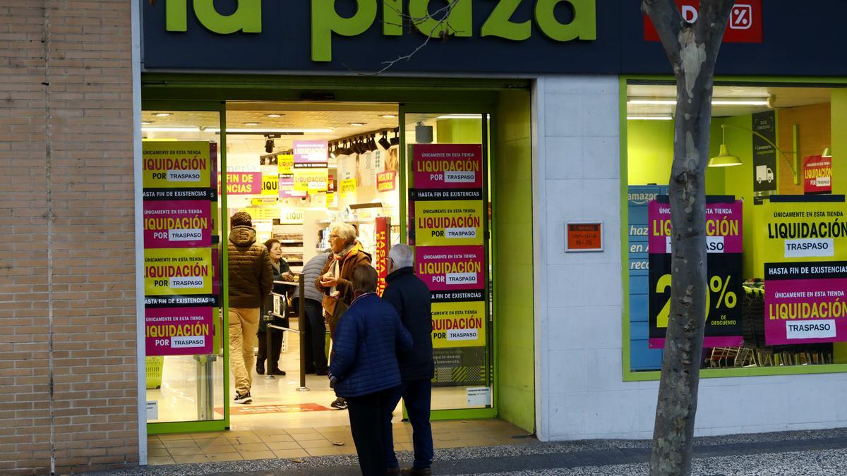 Entrada de un establecimiento de la Plaza de Dia en Zaragoza