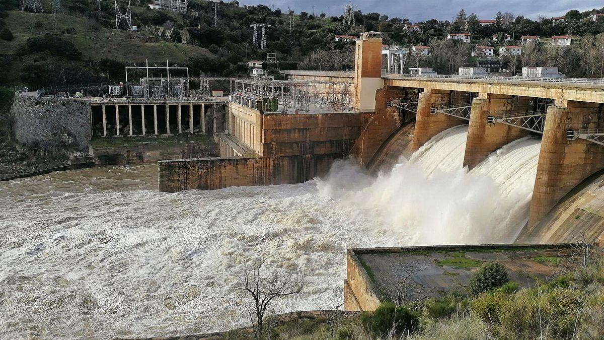 Compuertas de la presa de Villalcampo abiertas para desembalsar agua de Duero camino de Portugal.