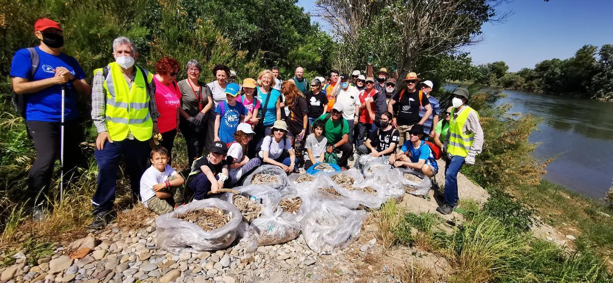 Así ha sido la limpieza ciudadana en la ‘ruta de las toallitas’ del Soto de Cantalobos de Zaragoza