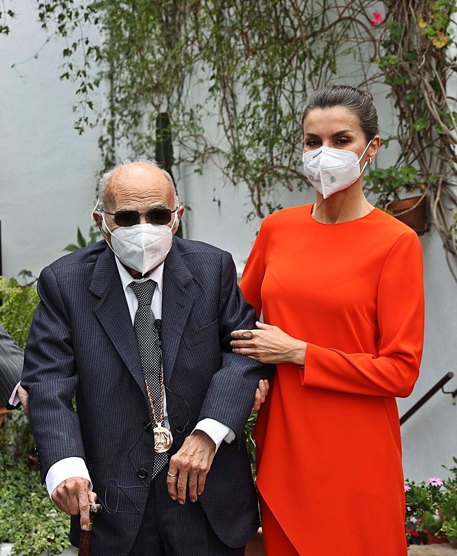 La reina con el poeta tras recibir el premio. | CASA REAL