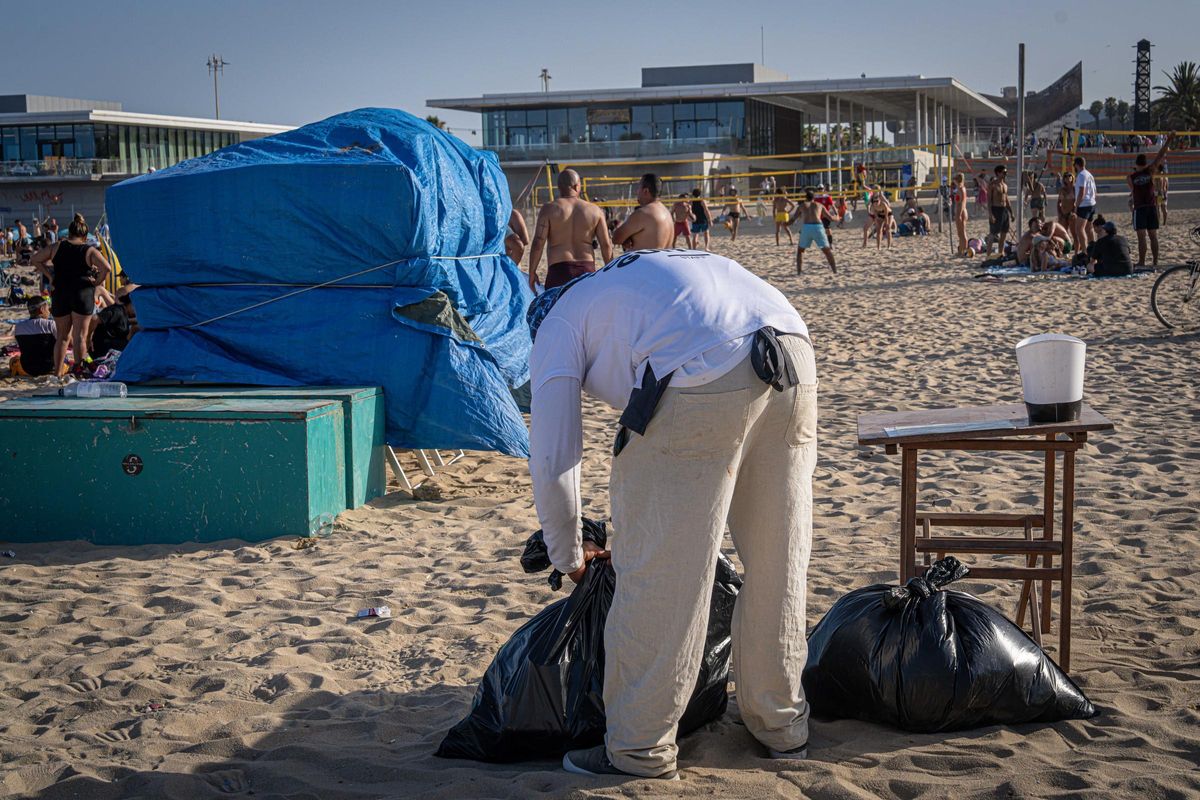 Barcelona recupera el ritmo normal en sus playas después de la verbena de Sant Joan