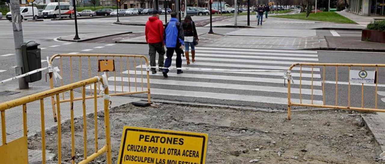 Viandantes, en un paso de peatones en obras en la calle Velázquez.