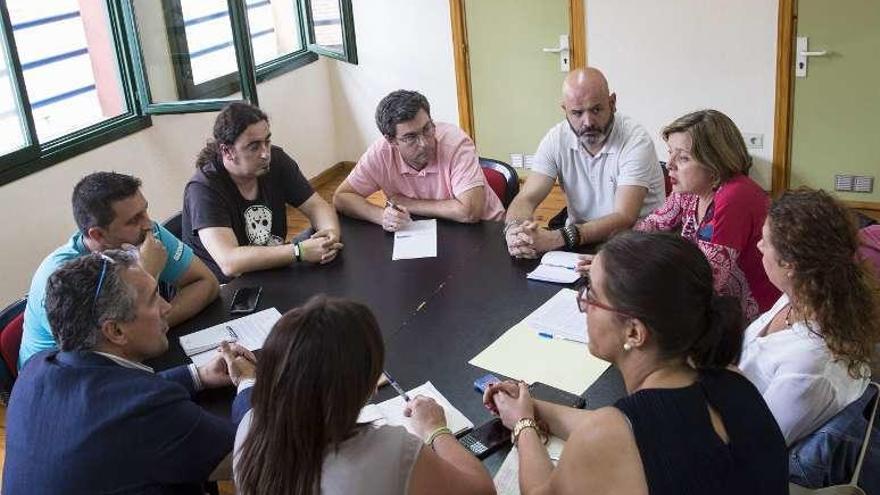 Representantes vecinales y políticos, ayer, en La Corredoria.