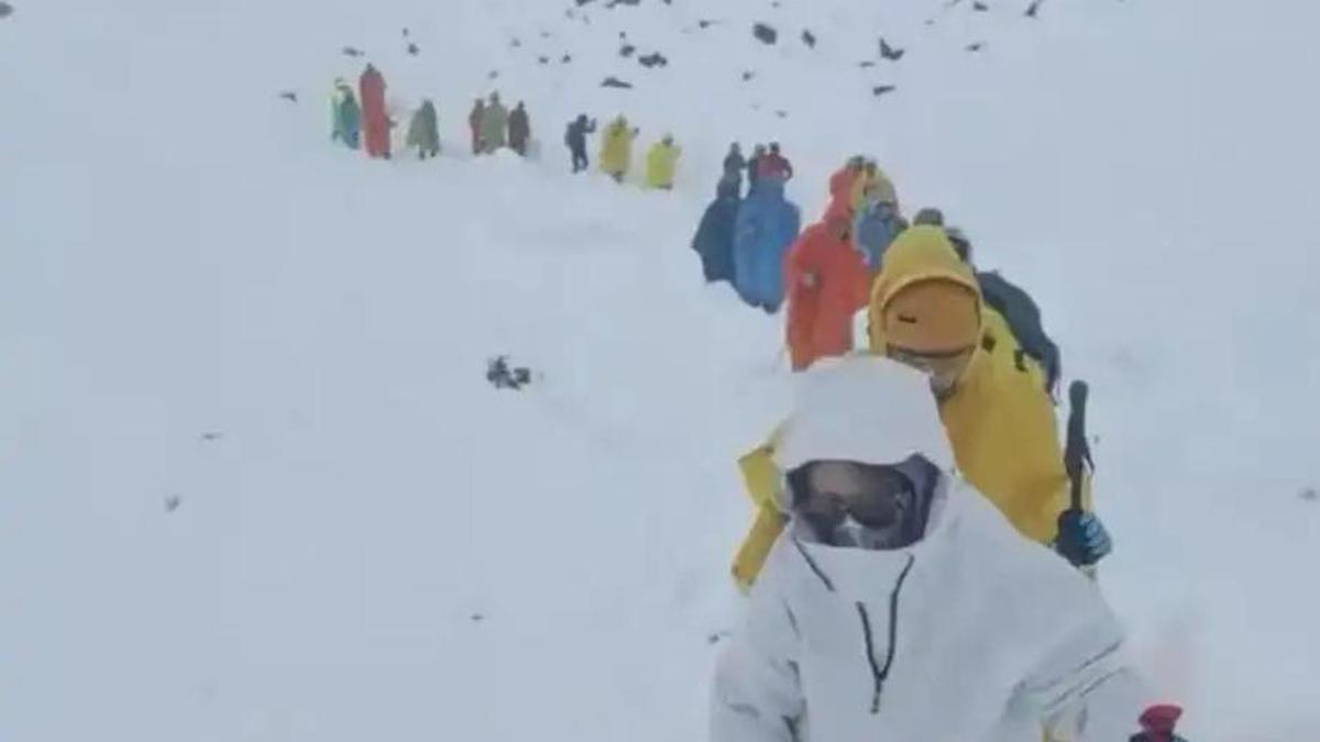 Muchos alpinistas atrapados en el Everest