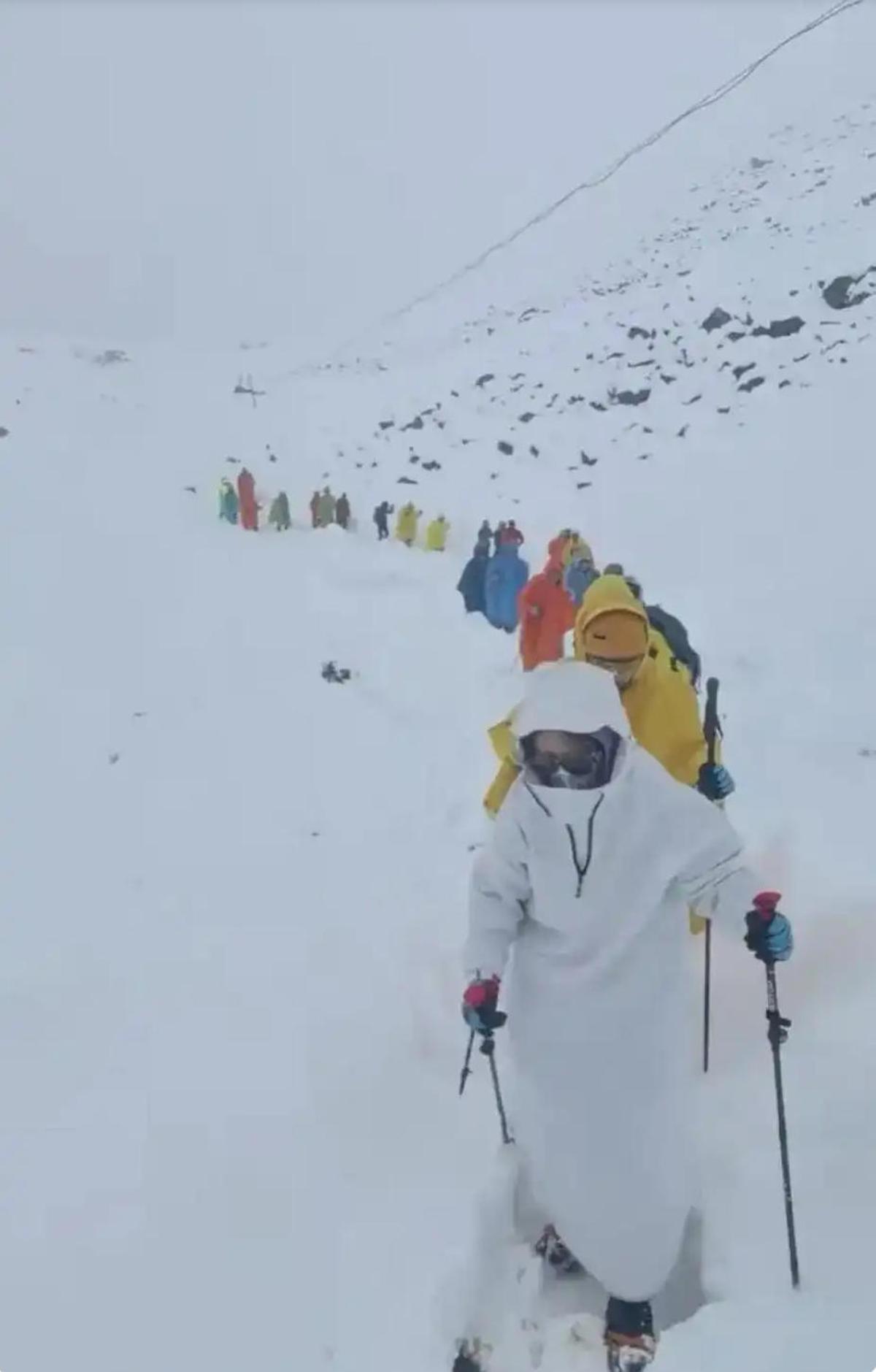 Muchos alpinistas atrapados en el Everest