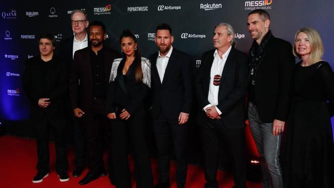 Las imágenes de la alfombra roja de Messi 10 - Messi y Antonela, con los creadores del show