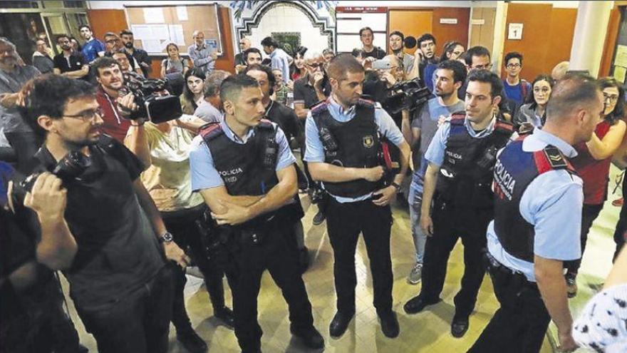 Un total de 163 colegios de los 1.300 visitados por los Mossos están ocupados