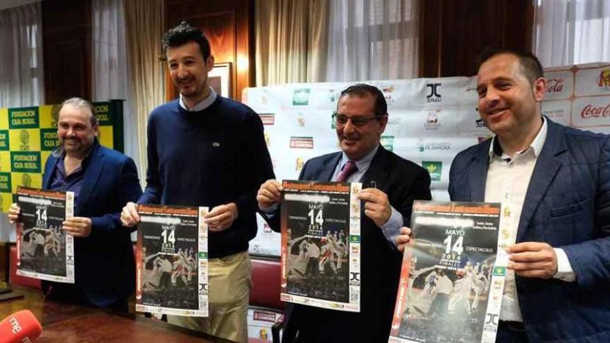 Jon García (segundo por la izquierda) posa con el cartel del torneo rodeado de los representantes de las firmas colaboradoras.