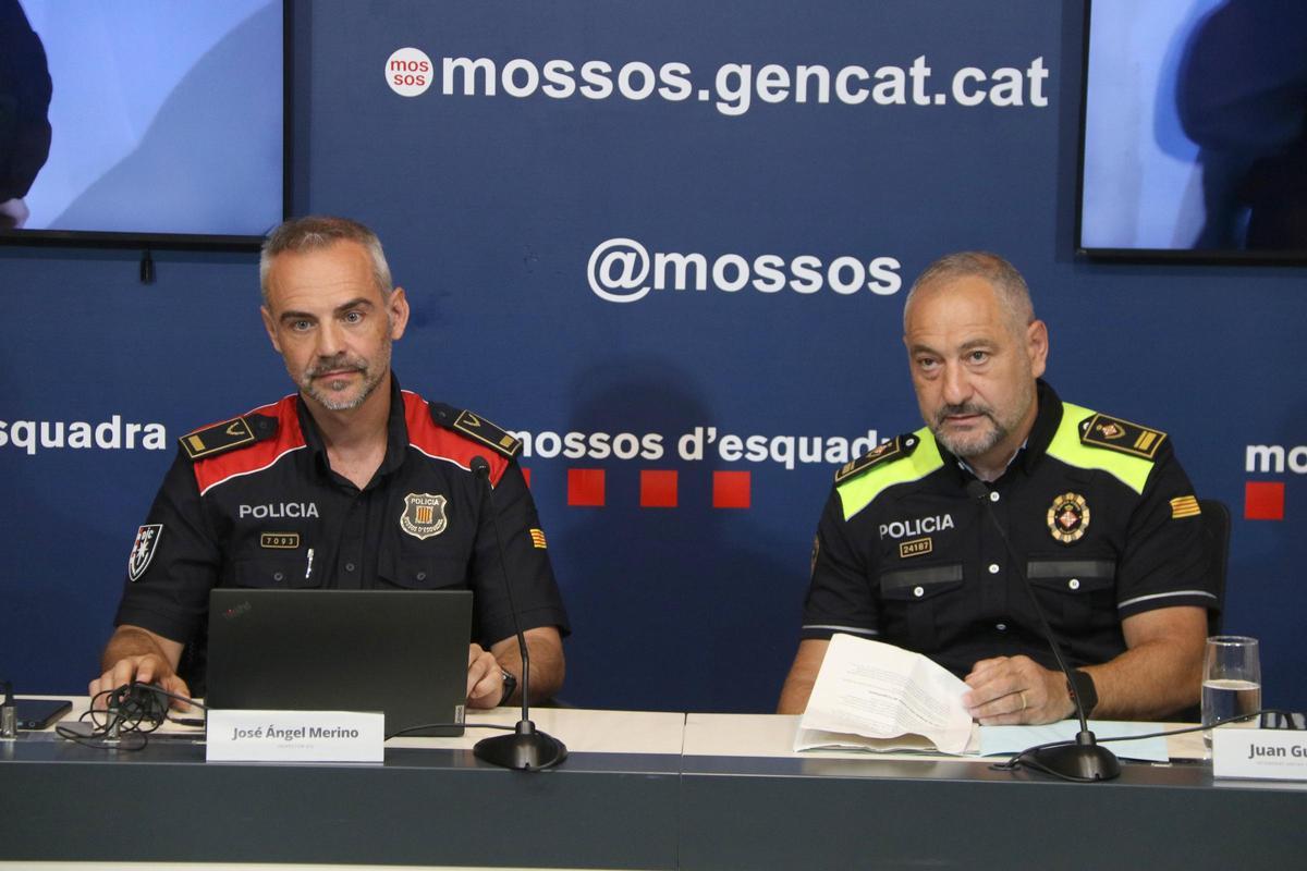L'inspector de la DIC, José Ángel Merino, i l'intendent de la Guàrdia Urbana, Juan Guzmán, en roda de premsa a la comissaria dels Mossos de les Corts.
