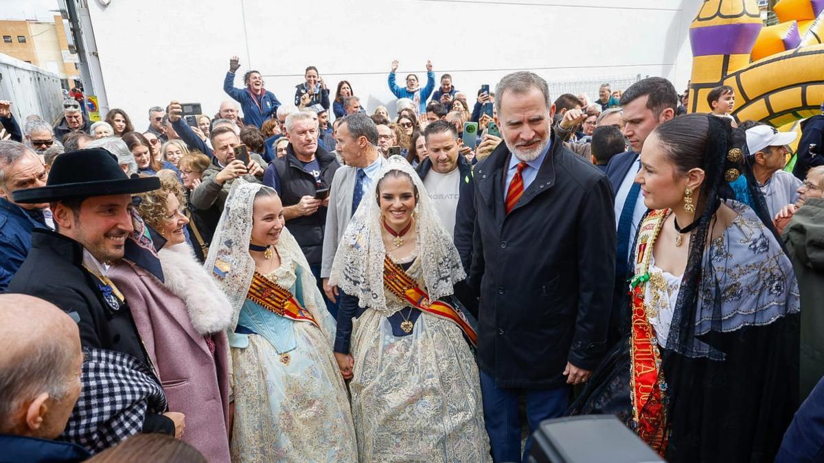 El rey con las falleras de Torrent