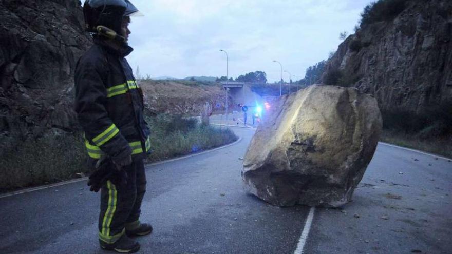 La roca de mayor tamaño ronda un peso de una tonelada, según efectivos de emergencias. // Iñaki Abella