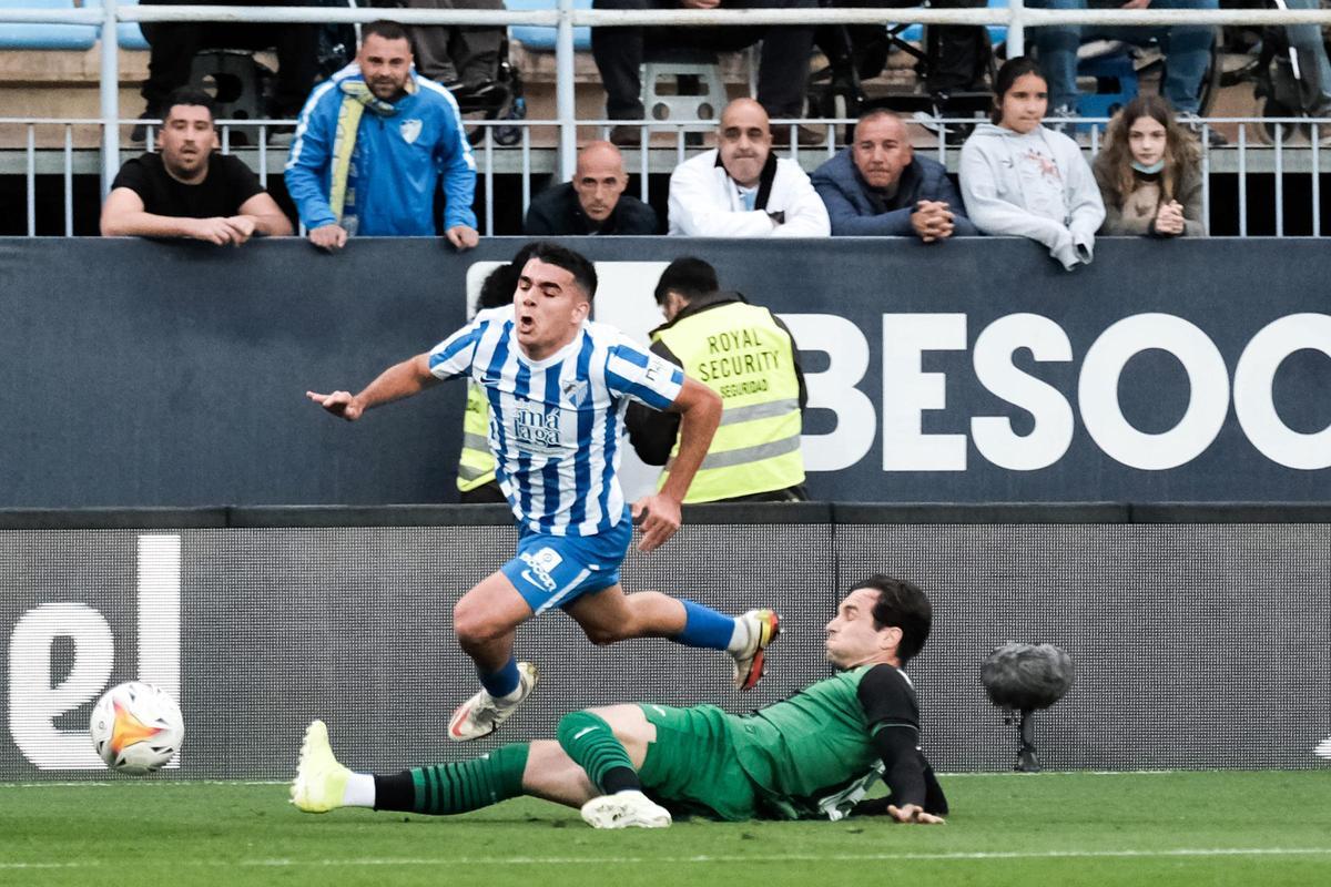 Víctor Gómez, ante el Eibar, en un partido del Málaga CF en La Rosaleda.
