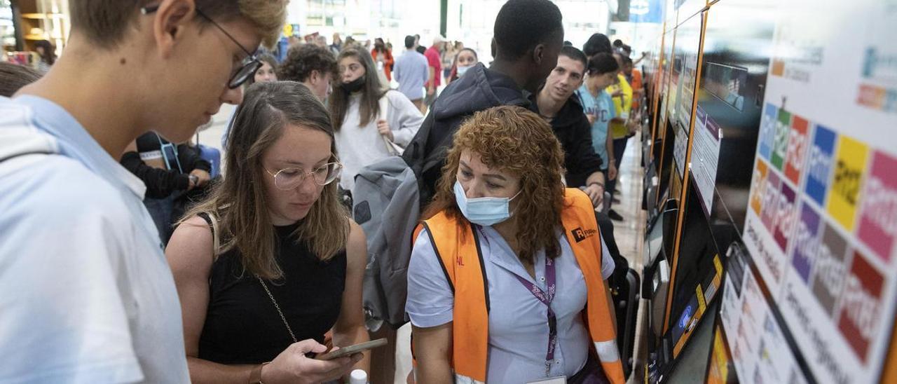 Una informadora trata de solventar dudas en Sants, durante el primer día de gratuidad de Renfe, el pasado 1 de septiembre.