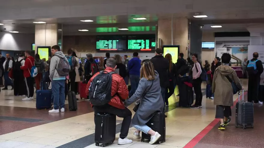 Caos en Chamartín debido a la interrupción del AVE por "falta de tensión eléctrica"