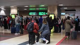 Adif advierte que hoy ya no se recuperará la circulación por el túnel de Chamartín para poder retirar la locomotora accidentada
