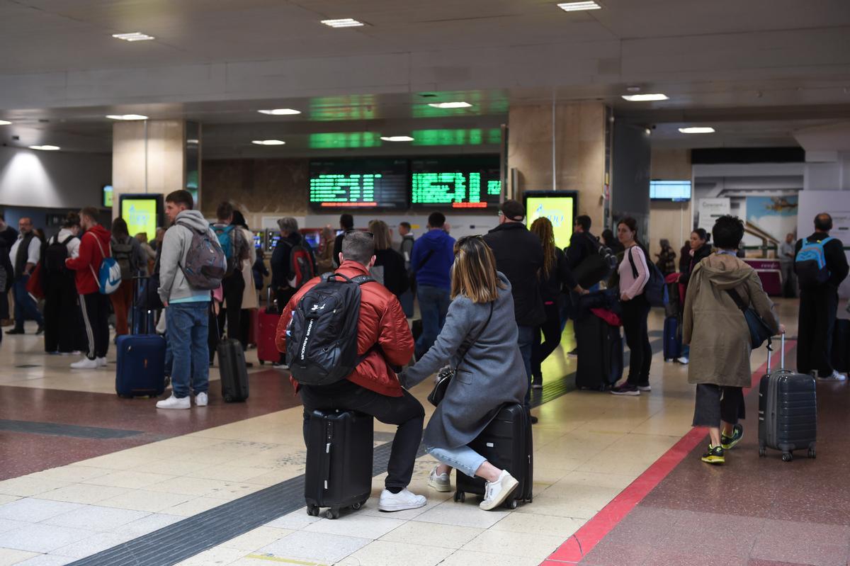 Un grupo de personas en las instalaciones de la estación Madrid-Chamartín-Clara Campoamor durante la jornada en la que han salido los primeros trenes Avlo dirección Alicante, a 27 de marzo de 2023, en Madrid (España). Renfe inicia las circulaciones comerc