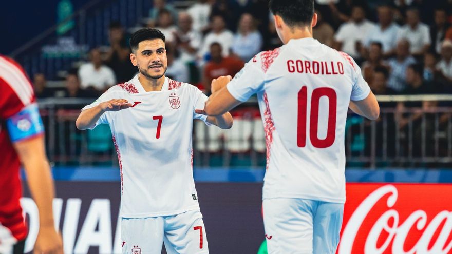 España encuentra la felicidad con una goleada y el liderato del grupo