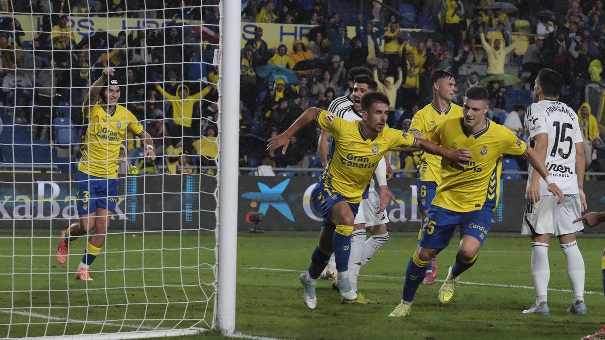 Fuster festeja su tanto ante su exequipo, el Albacete, el pasado viernes, junto a Lukovic en el Gran Canaria.