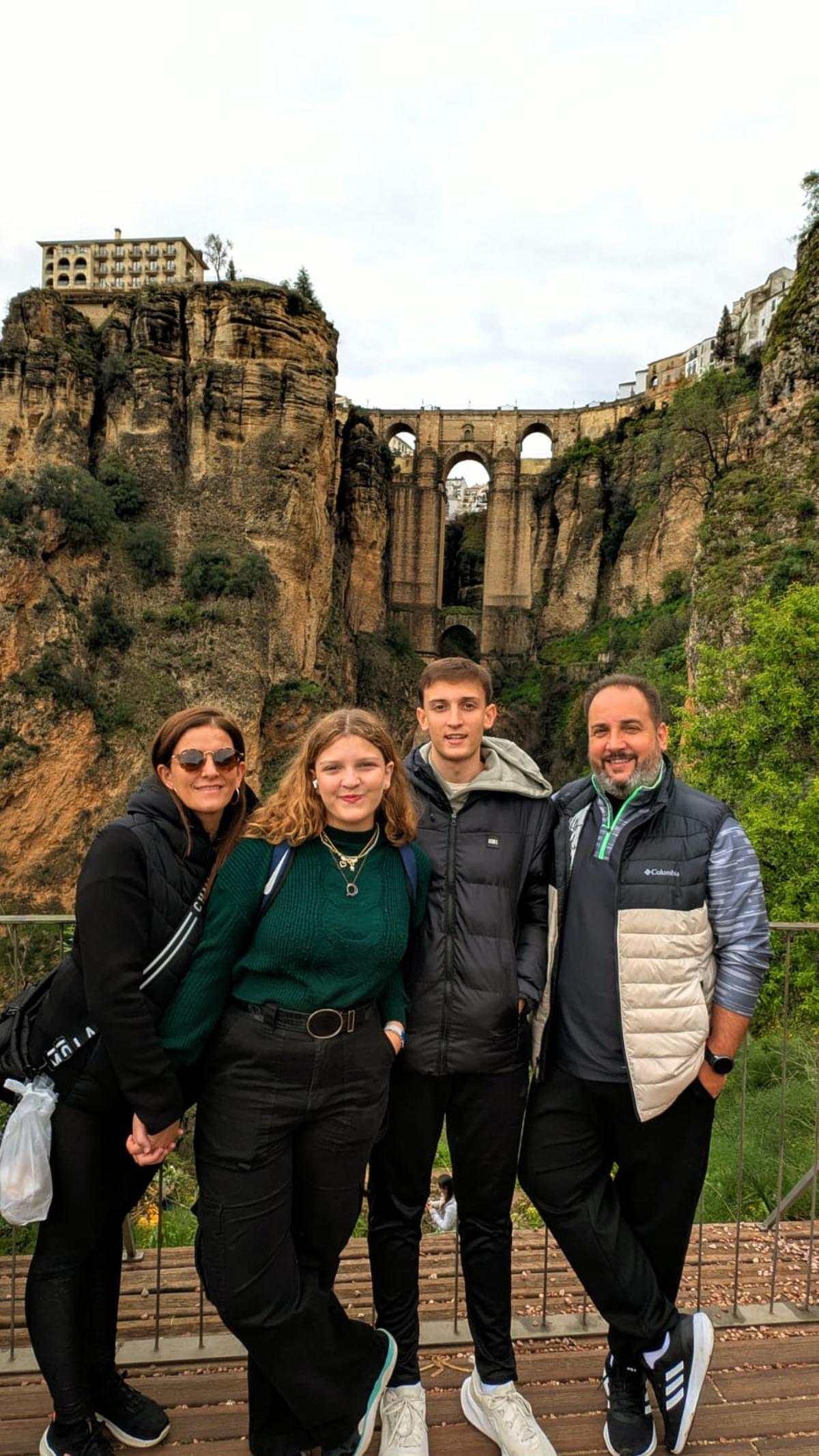 Imagen familiar de los Pérez en su visita a Ronda.