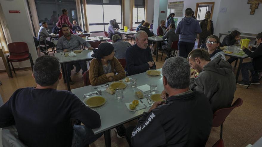 Las personas que permanecen estos días confinadas en el albergue de Cáritas en Elche, que está completo.