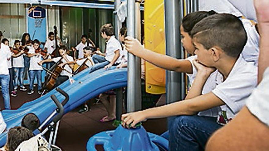 Los alumnos de Barrios Orquestados tocan en el Materno Infantil