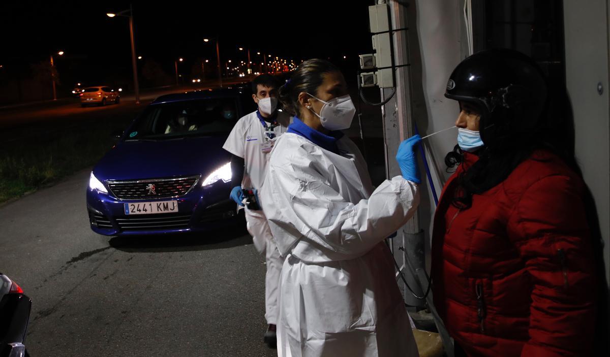 Una enfermera toma muestras para realizar una PCR.