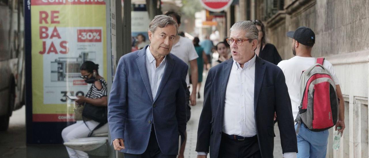 Joan Gual de Torrella, junto a su abogado, Eduardo Valdivia, ayer a su llegada al juzgado.