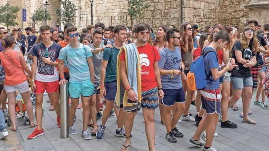 Turistas por Palma este verano, el de los récords y la saturación.