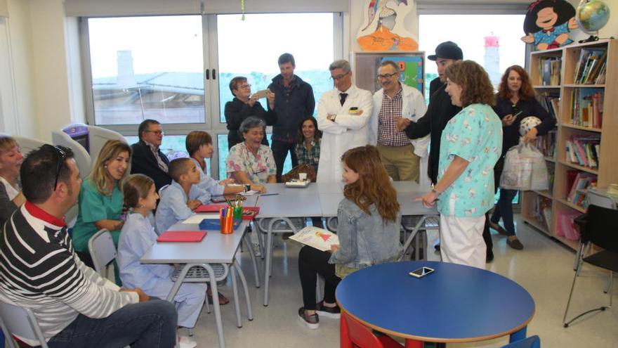 Kate Mara (sentada) y Ramón Rodríguez (de pie, con la gorra) charlan con los pacientes del Santa Lucía