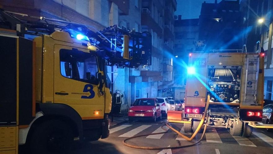 Un incendio en el bajo de un edificio obliga a desalojar a un centenar de vecinos en Siero
