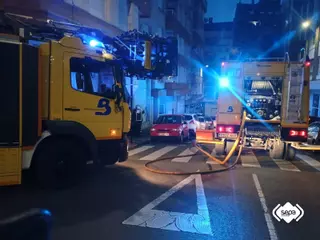 Un incendio en el bajo de un edificio obliga a desalojar a un centenar de vecinos en Pola de Siero