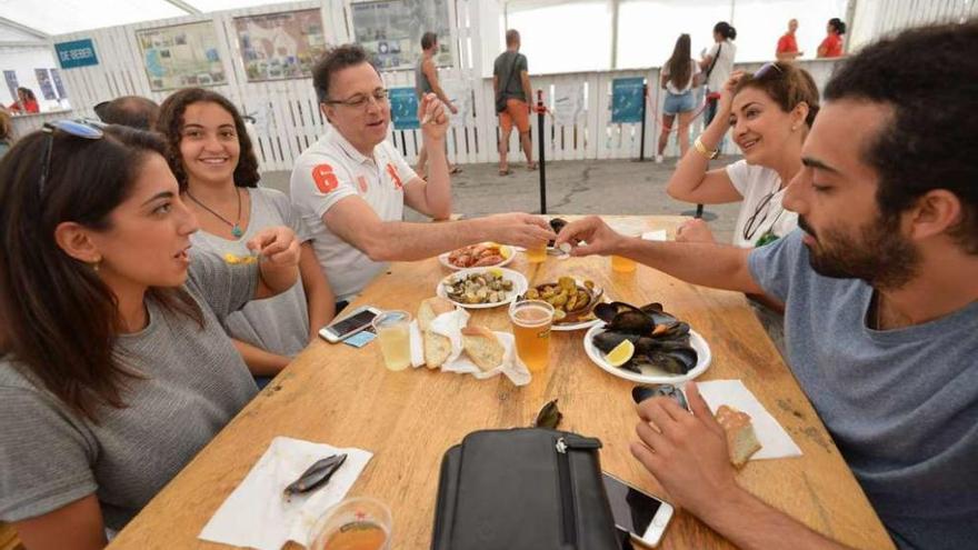 Un grupo de personas degusta productos en la Festa do Mar del pasado verano. // Gustavo Santos