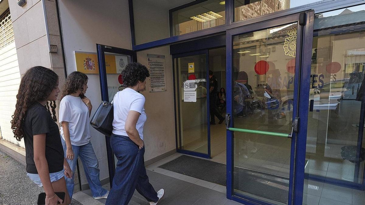 Usuaris entrant ahir a l’oficina de documentació de la Policia Nacional de Girona.