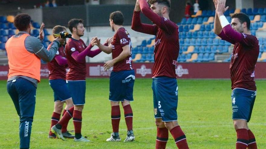 Los jugadores del Pontevedra saludando al público tras una victoria en Pasarón. // Rafa Vázquez