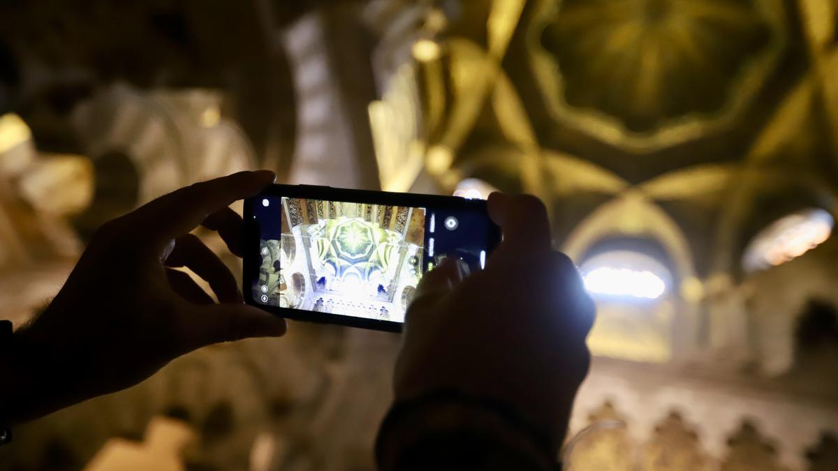 Un turista hace una foto en la Mezquita-Catedral de Córdoba.