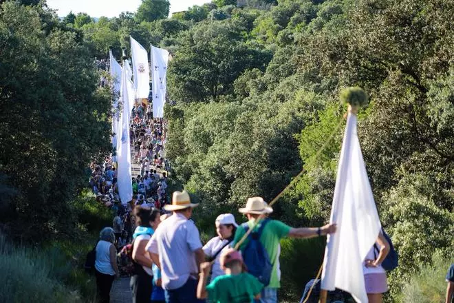 Los pendones de Fariza custodian a la Virgen del Castillo en la vuelta a su morada