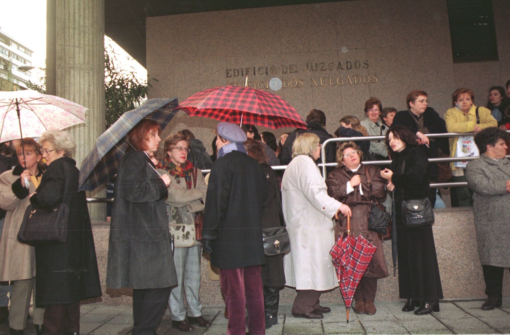 Concentración de mujeres ante los juzgados de Vigo en protesta contra la violencia machista Magar 1997.jpg