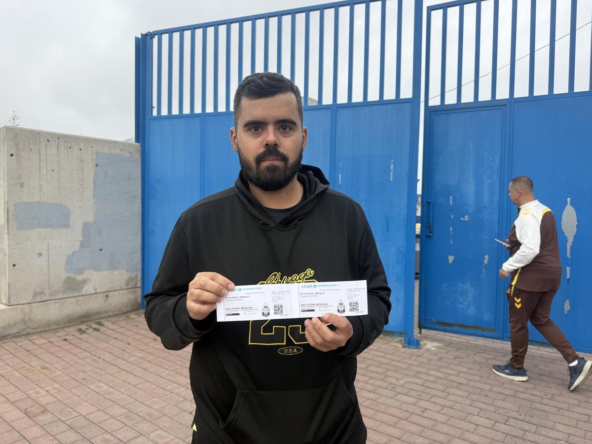 El abonado José Antonio posa con sus dos entradas para los no socios, junto a la Curva.