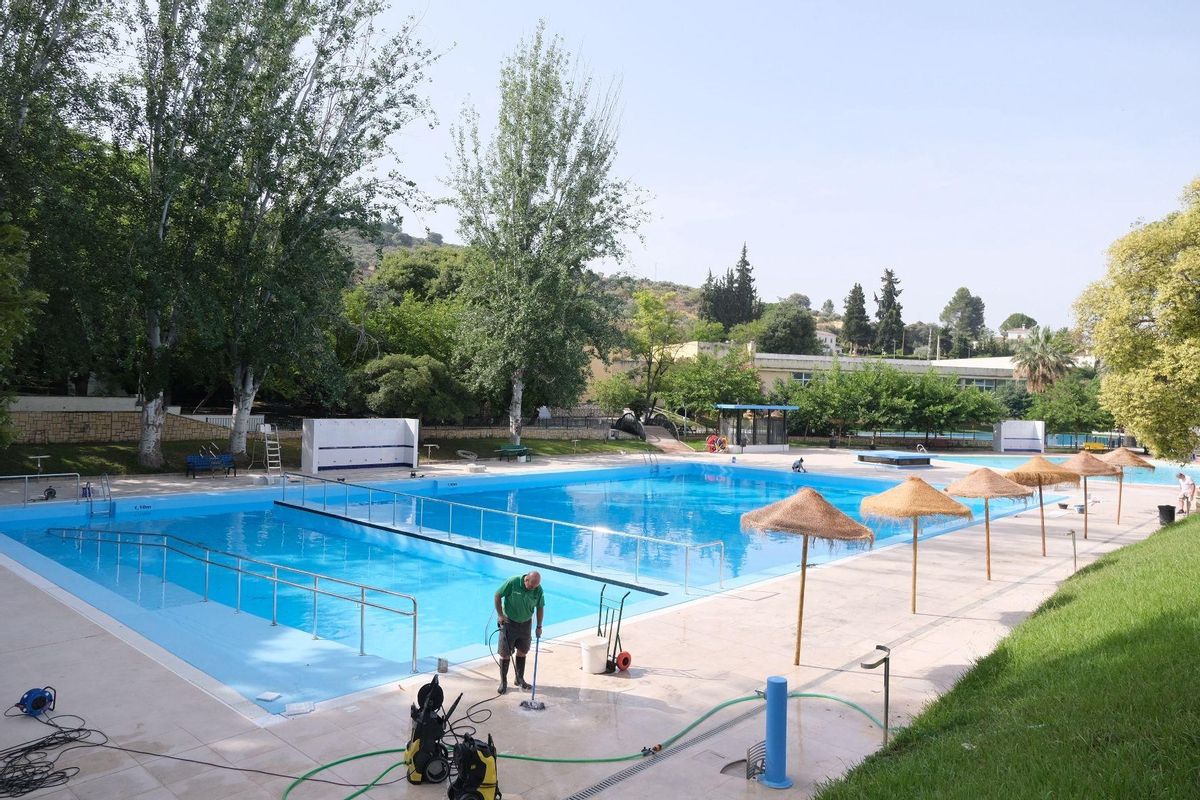 Tareas de mantenimiento en las piscinas del parque Heliodoro Martín.