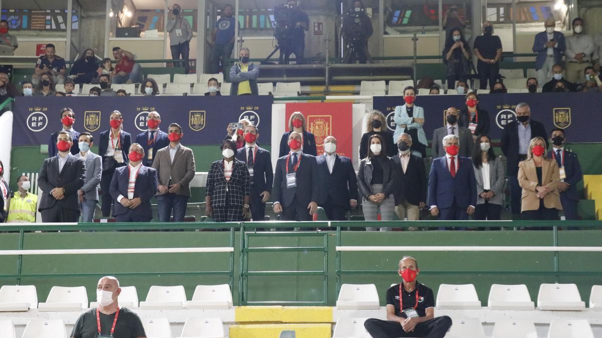 Autoridades presentes en el partido.