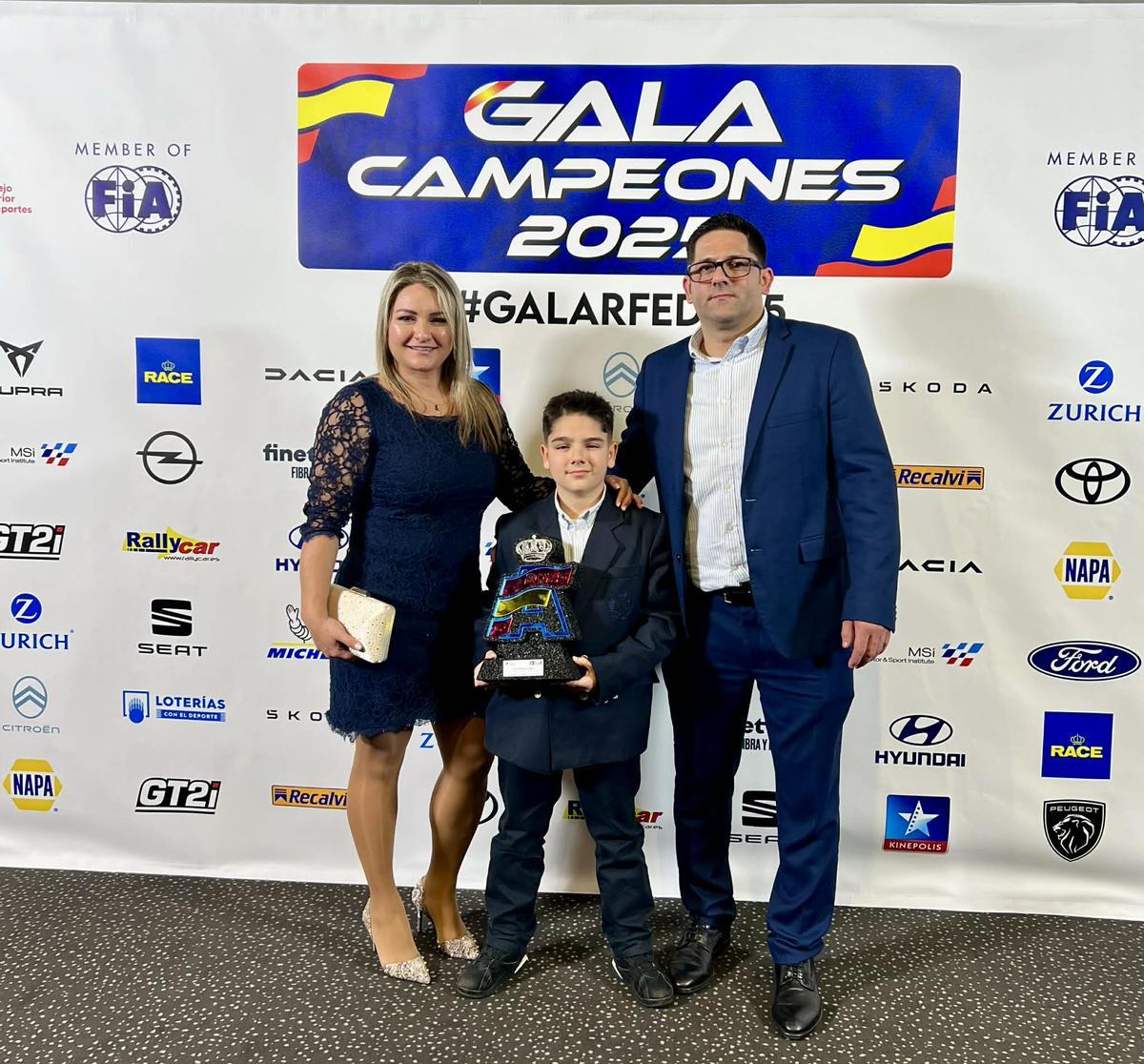 El piloto cangués con sus padres.