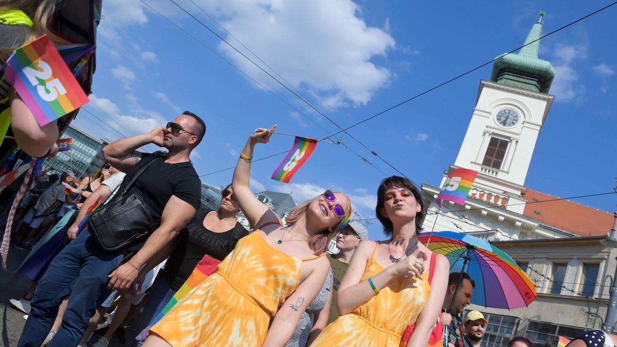 Miles de húngaros se suman en solidaridad a la marcha LGBT+ en Budapest