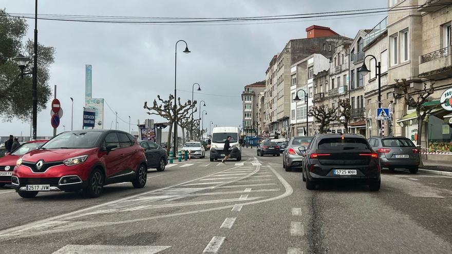 Congestión de tráfico en el centro de Cangas, en el tramo próximo al paso de peatones de la estación marítima. | G.Núñez