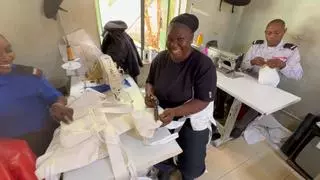 'Salvacosturas': bomberas de Gambia fabrican salvavidas con velas de barcos canarios